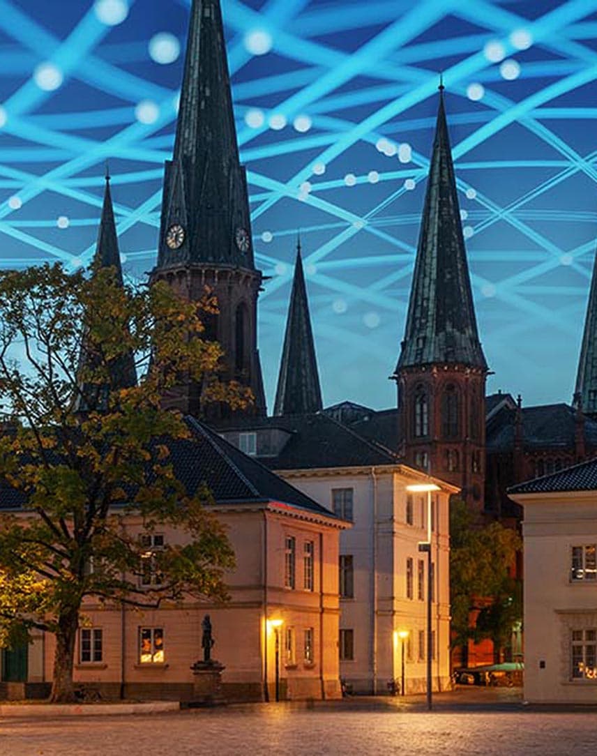 Stadtbild mit stilisierter Vernetzung im Himmel