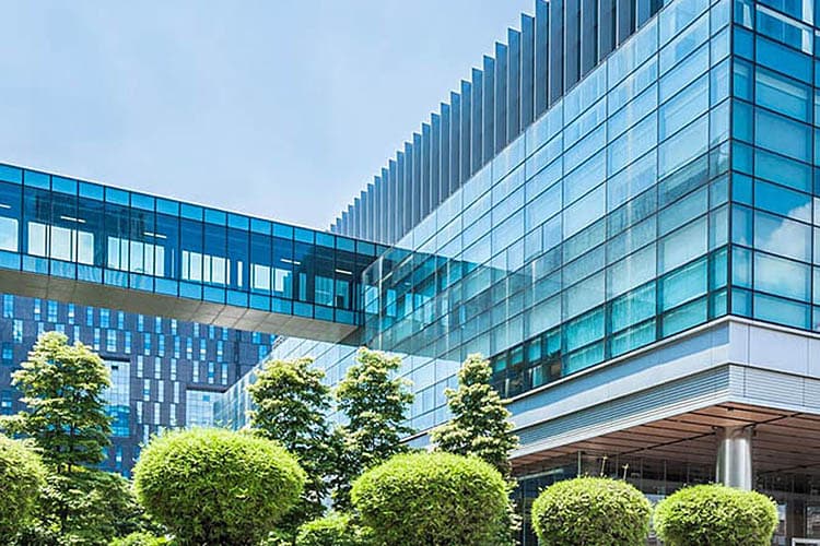 Außenansicht eines gläsernen Gebäudes