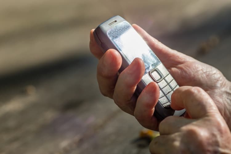 SMS-Schreiben auf altem Handy