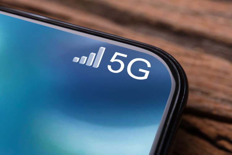Handy mit der Aufschrift "5G"