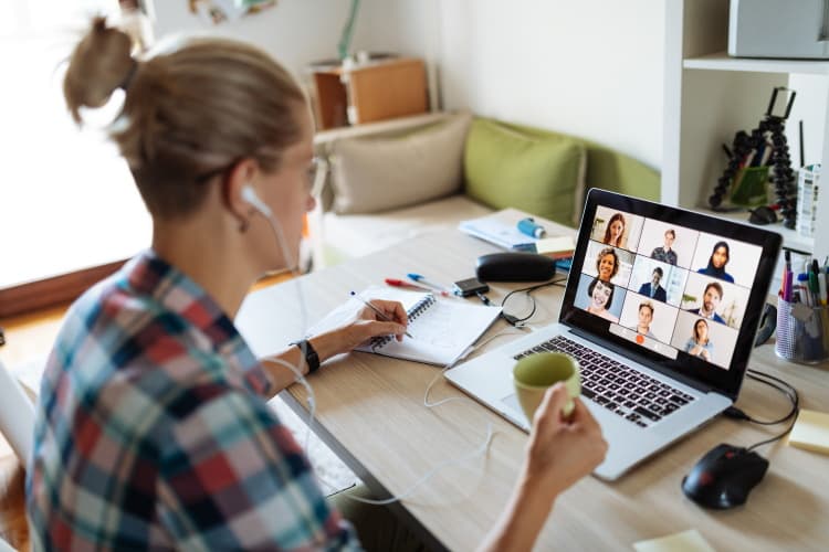 Eine Frau arbeitet im Homeoffice