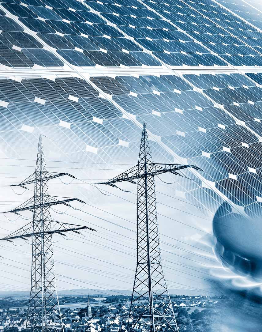 Strommasten, Gasflamme und PV-Module