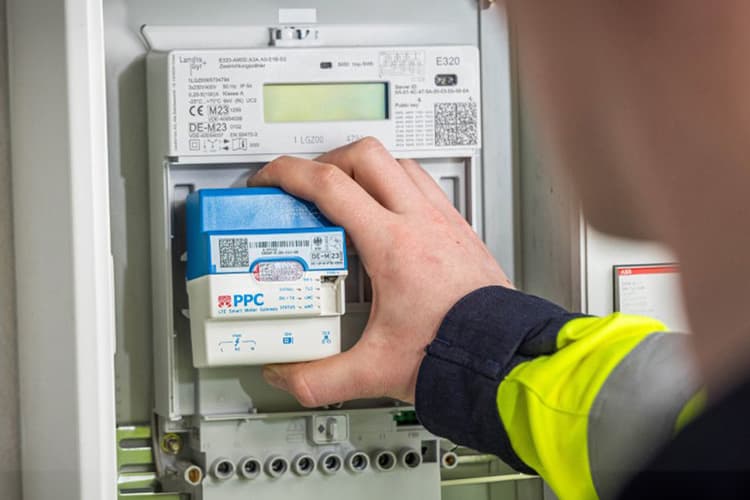 Ein Techniker baut ein intelligentes Messsystem in einen Sicherungskasten ein.