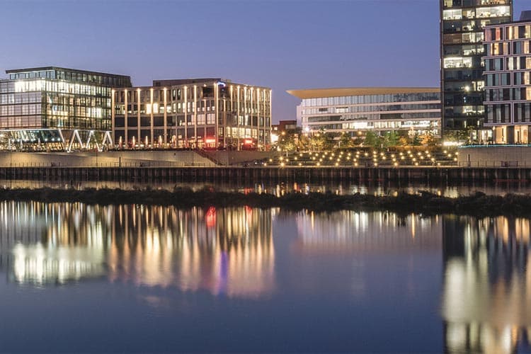 Ufer-Skyline an der Weser in der Nacht