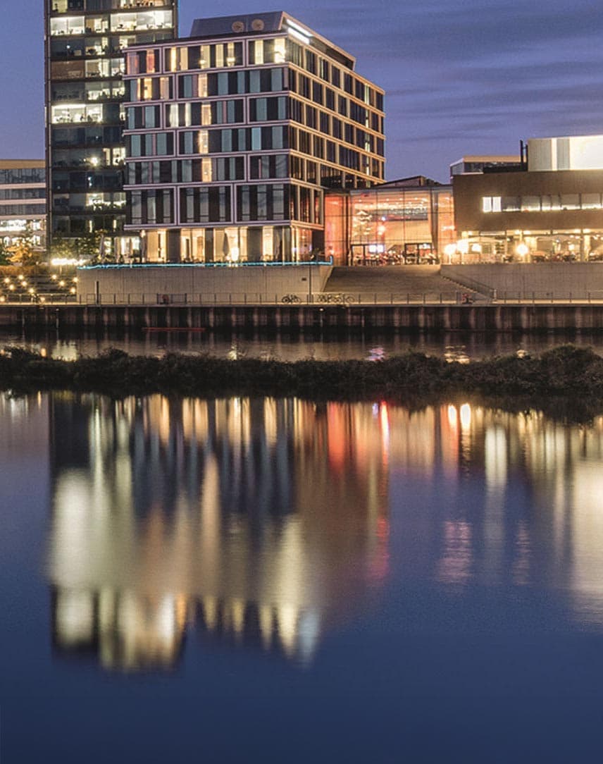Ufer-Skyline an der Weser in der Nacht