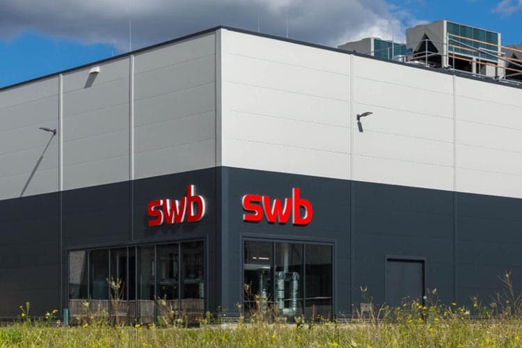 Ein Gebäude mit swb-Logo