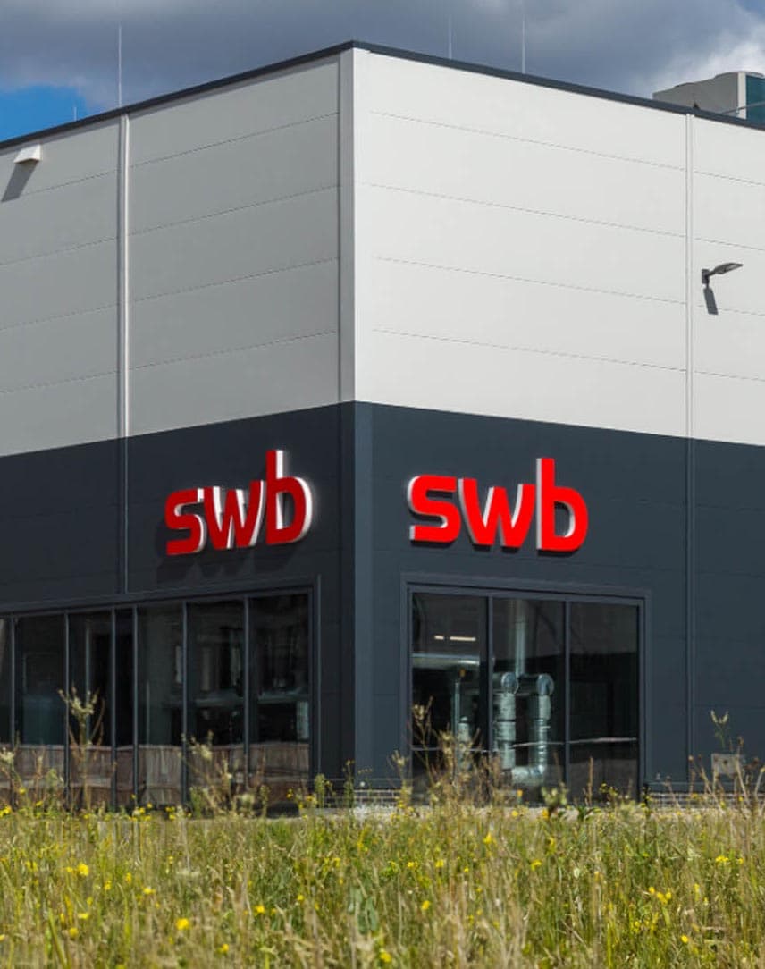 Ein Gebäude mit swb-Logo