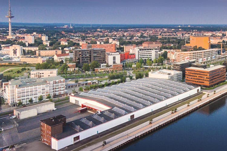 Bremen aus der Luft, im Hintergrund der Fernsehturm, vorne die Weser