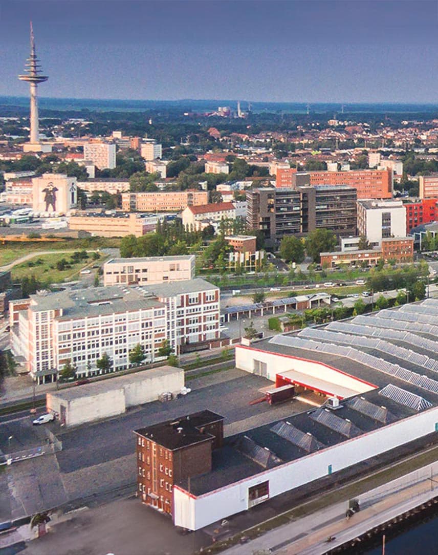 Bremen aus der Luft, im Hintergrund der Fernsehturm, vorne die Weser