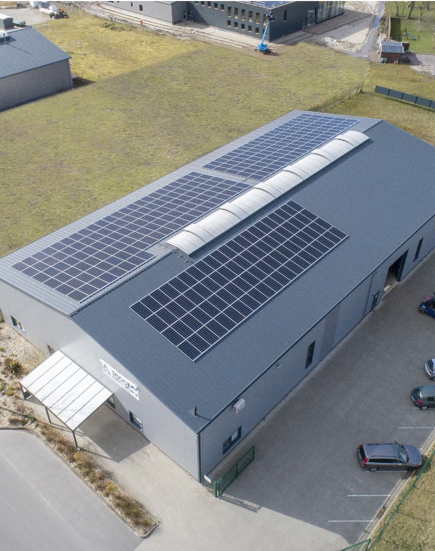 Firmengebaude mit Solar aus der Vogelperspektive