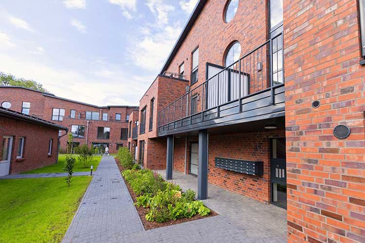 Eine Wohnanlage aus roten Backsteinen