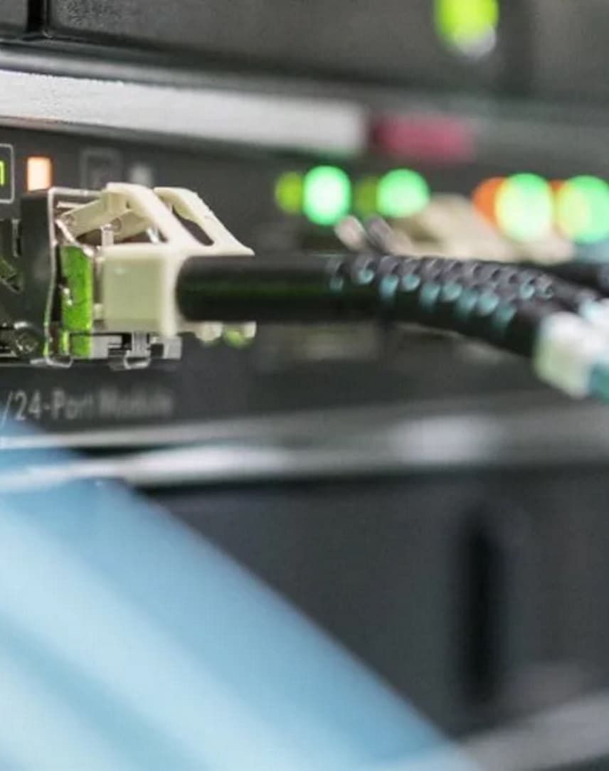 Nahaufnahme von Kabeln in einem Rechenzentrum