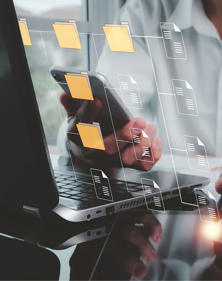 Ein Mann vor einem Notebook, "in der Luft" verbundene Ordner-Icons