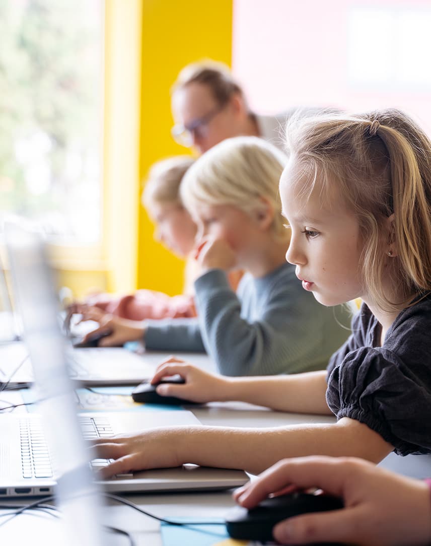 Ein Mädchen arbeitet an einem Computer.