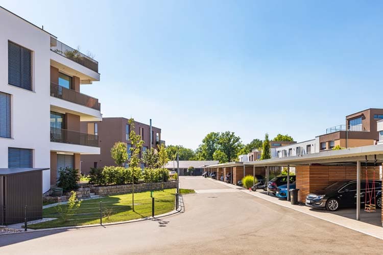 Eine Straße in einem modernen Wohngebiet