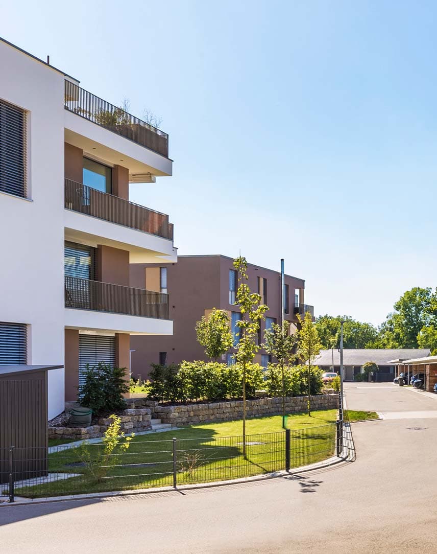 Eine Straße in einem modernen Wohngebiet