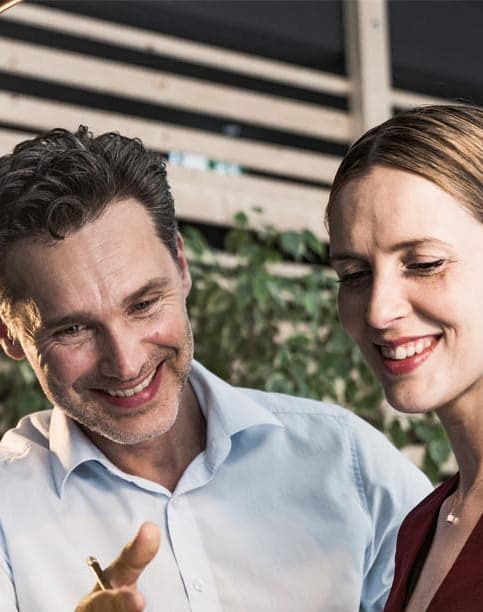 Energie Ersatzversorgung von EWE - junges Paar unter einer Beleuchtung