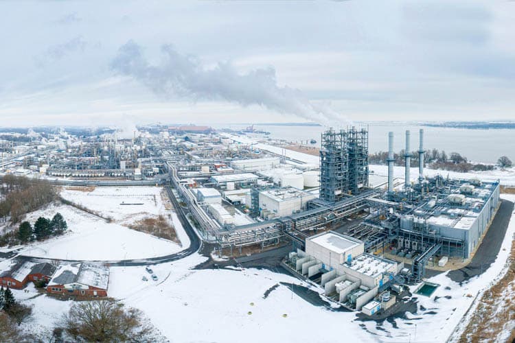 Eine Industrieanlage im Winter aus der Luft