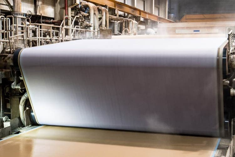 Eine Walze in einer Produktionshalle