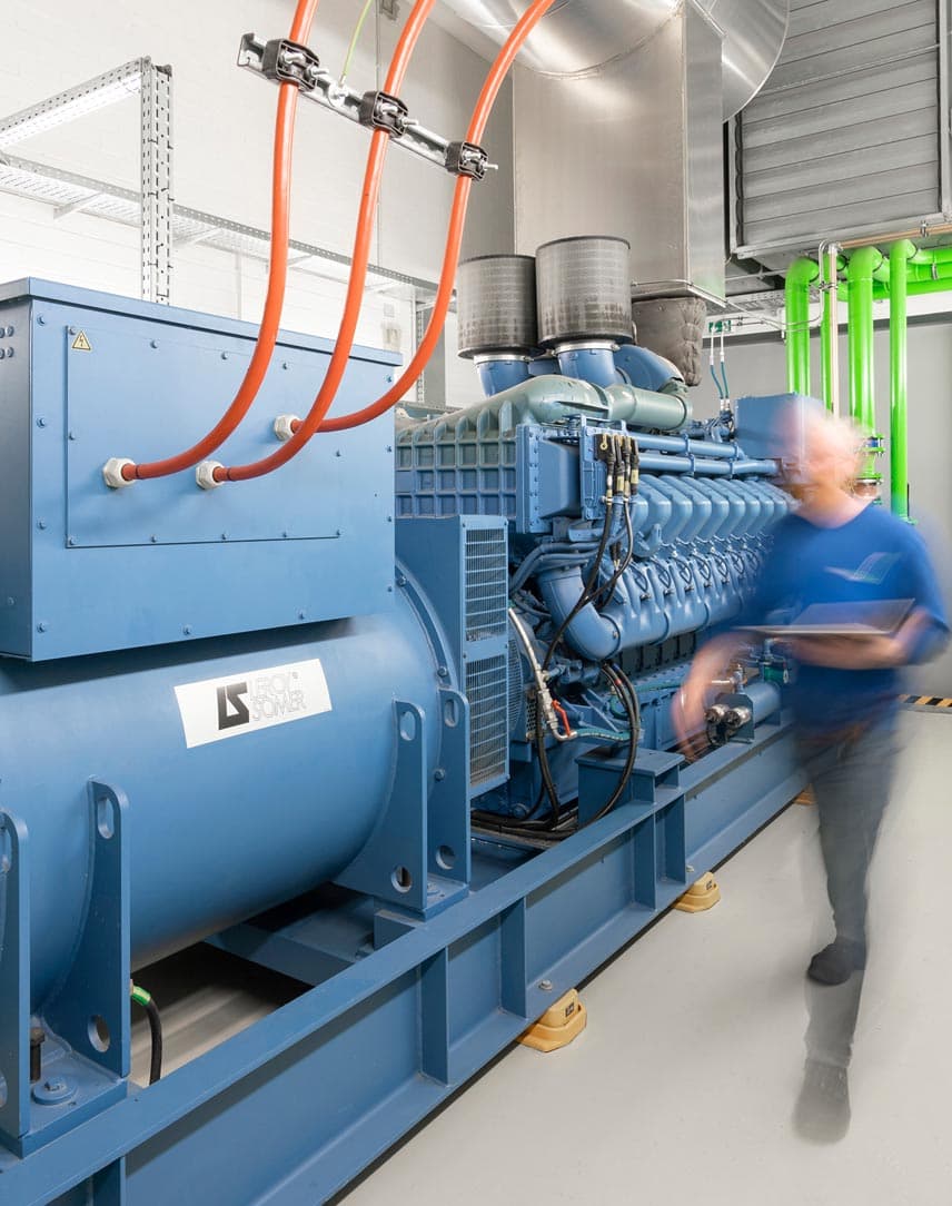 Eine Techniker in einem Kraftwerk