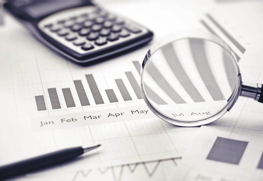 Ein Diagramm, ein Taschenrechner und eine Lupe