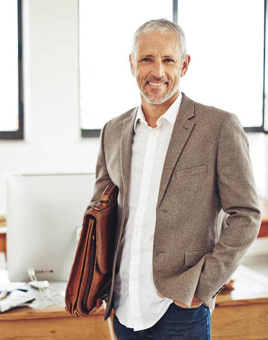 Ein Mann mit Aktentasche in einem Büro