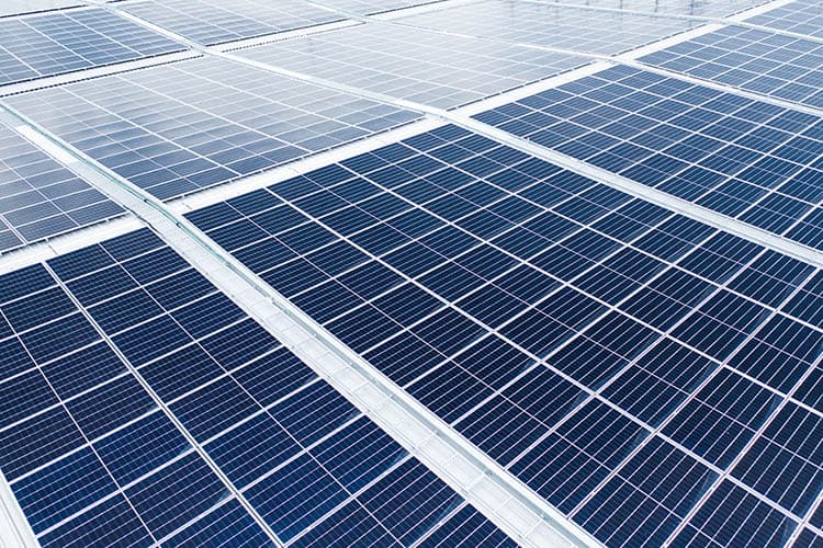 Eine Photovoltaik-Dachanlage von oben