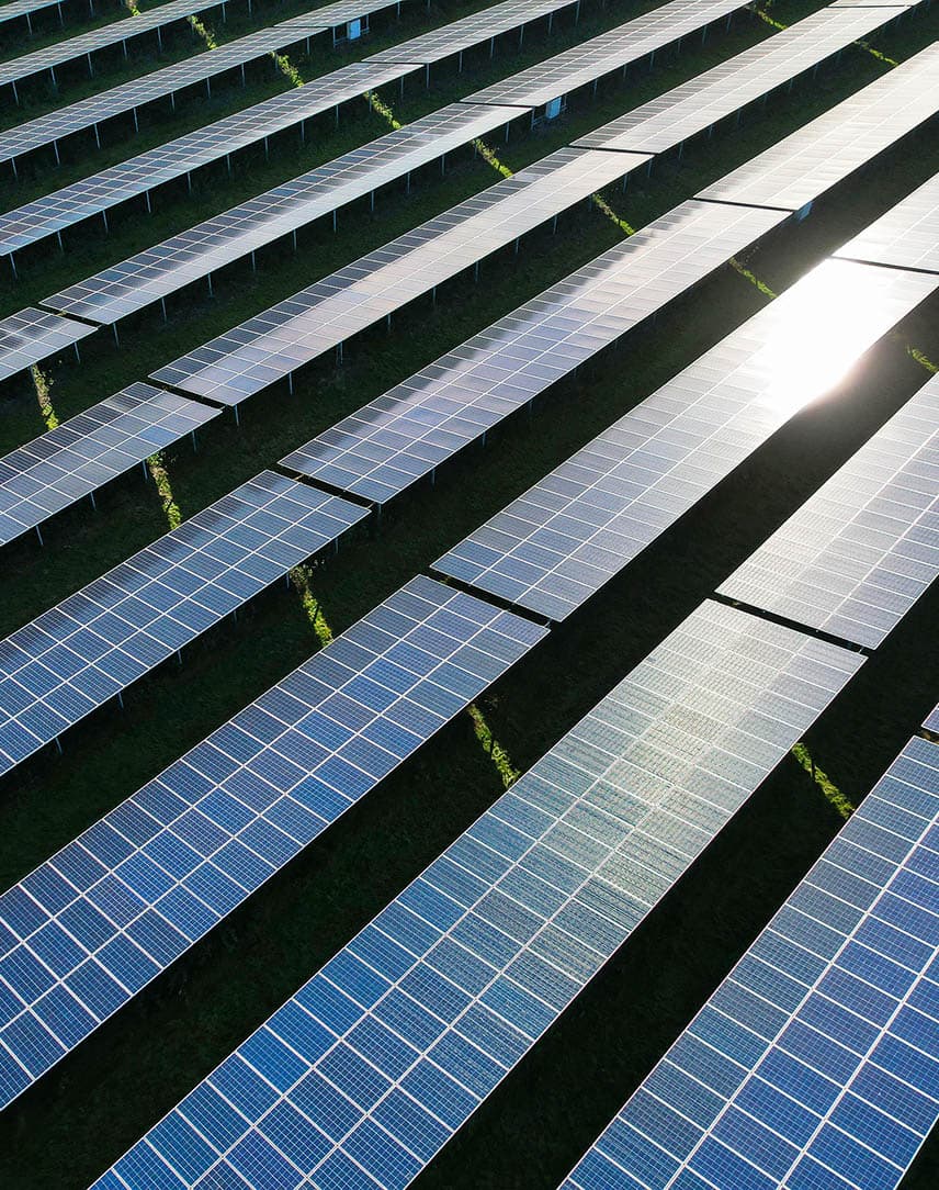 Eine Photovoltaik-Freiflächenanlage aus der Luft