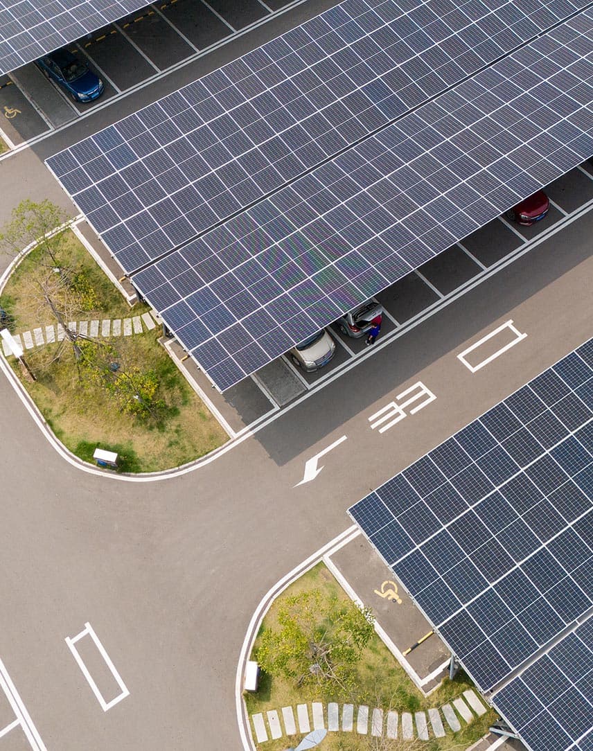 Mehrere große Solar-Carports aus der Luft