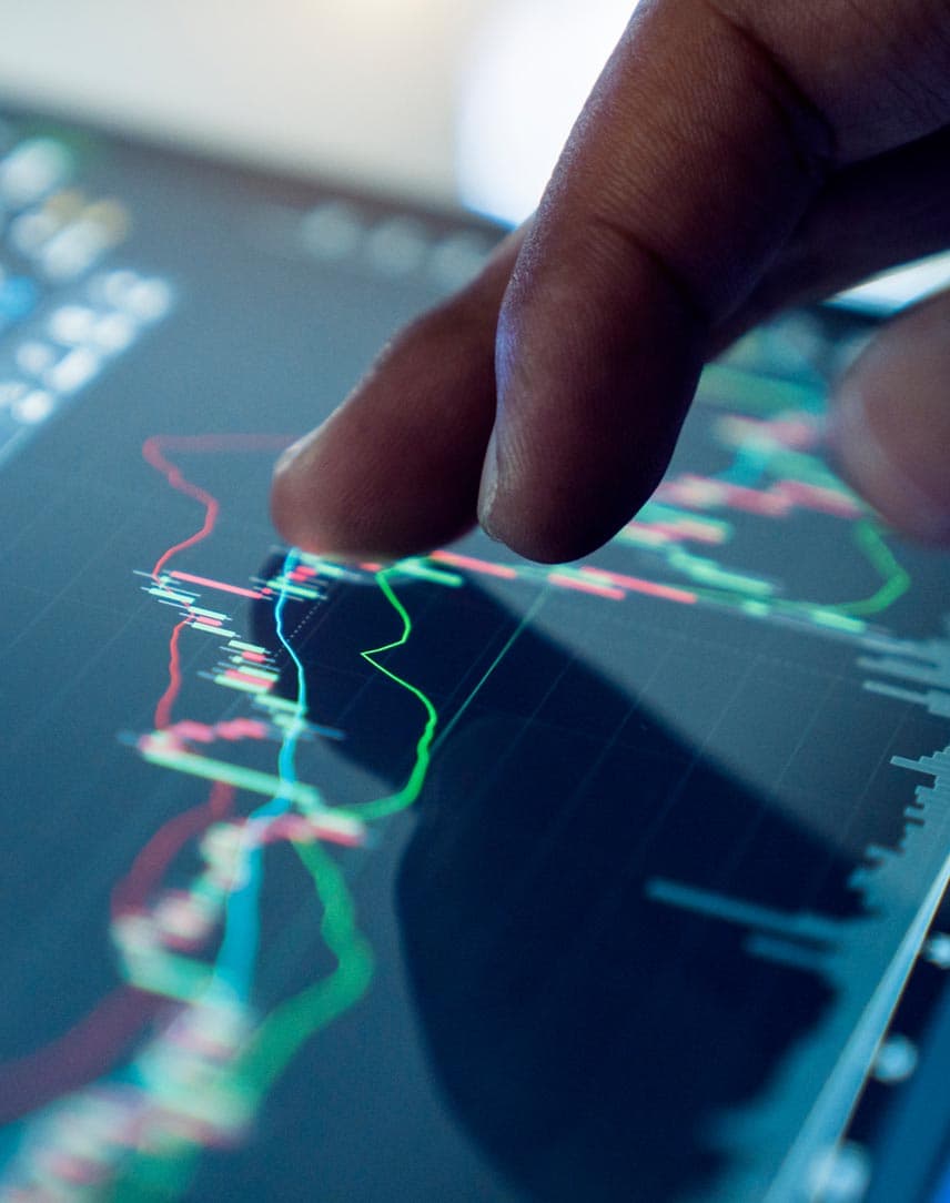 Eine Hand bewegt Börsenkurse auf einem mobilen Endgerät.