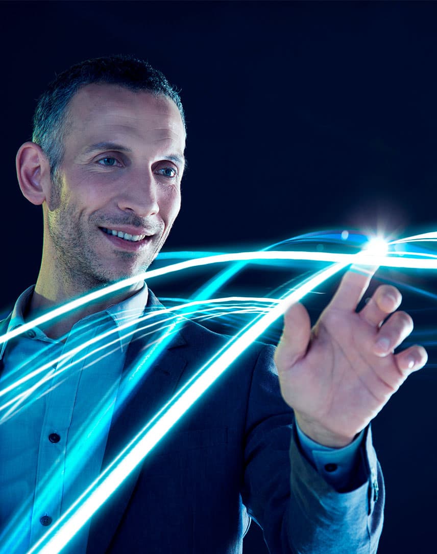 Mann im Anzug, der eine stilisierte Lichtleitung berührt.