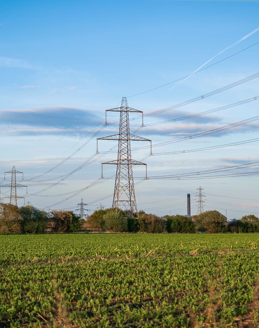 Strommasten auf einer grünen Wiese