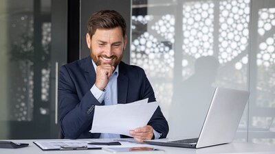 Ein Mann prüft eine Rechnung im Büro.