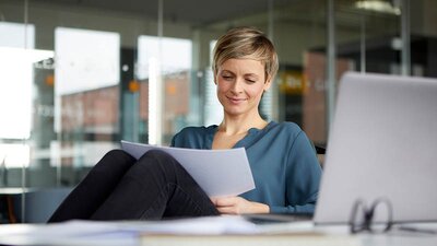 Eine Frau prüft eine Rechnung im Büro.