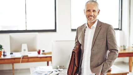 Ein Mann mit Aktentasche in einem Büro