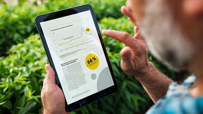 Ein Mann liest ein EWE-Whitepaper auf einem Tablet.
