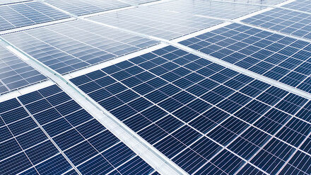 Eine Dach-Solaranlage von oben