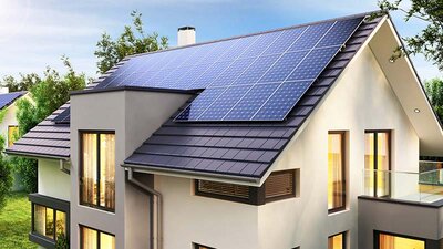 Ein modernes Einfamilienhaus mit Solarzellen