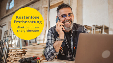 Ein Tischler am Telefon, der lächelt