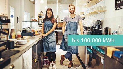 Eine Bäckerin und ein Bäcker in einem Bäckergeschäft