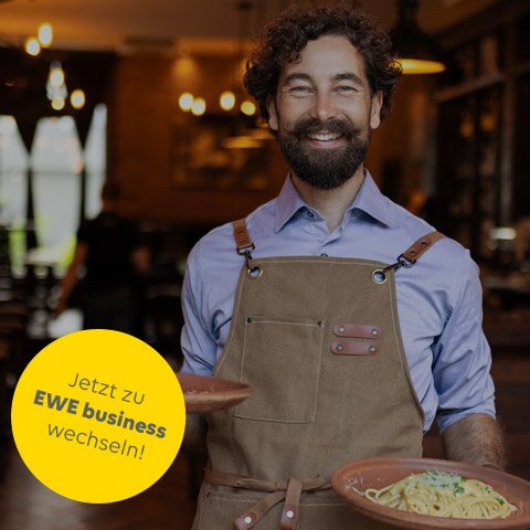 Ein Restaurantmitarbeiter mit Pastatellern