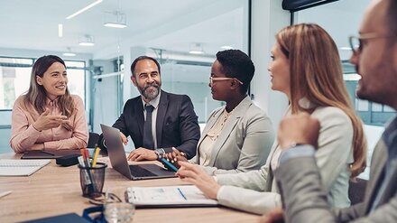 Ein Meeting mit mehreren Personen an einem Konferenztisch