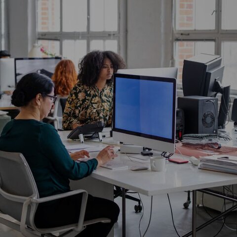 Ein Büro mit jungen Mitarbeitenden bei der Arbeit