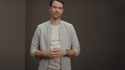 Mann vor grauem Hintergrund