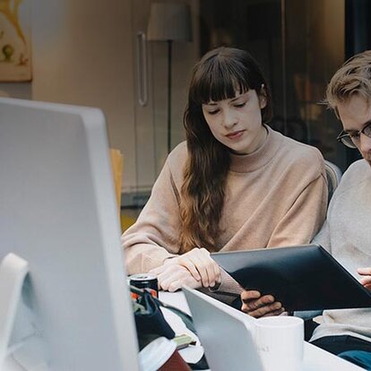 Managed Firewall Drei Personen schauen auf ein Laptop im Büro