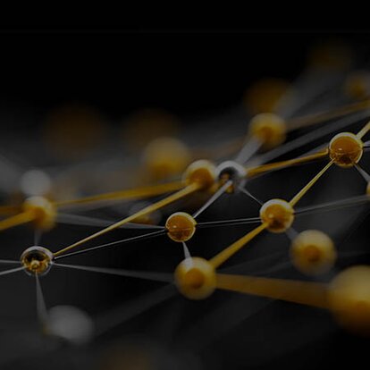 Whitepaper "Sichere Konnektivität" Ein stilisiertes Netz mit Knotenpunkten in goldenen und silbernen Farben vor dunklem Hintergrund
