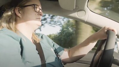 Frau mit Brille im Auto