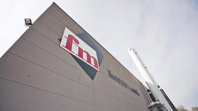 Eine Gebäudefront von fm Systemmöbel mit Firmenschild