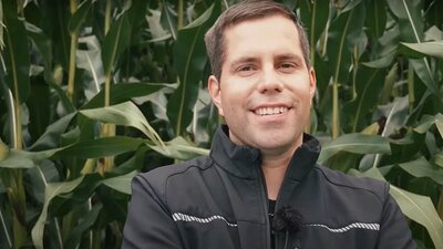 Video Titelbild: Hauke Helmers vor einem Feld