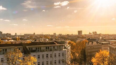 Die Dächer eine sonnenbeschienenen Stadt